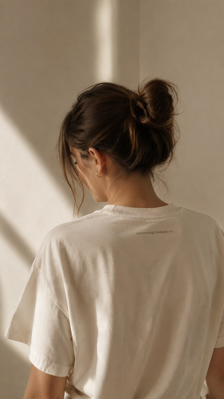 Woman from behind in the cream essential tee